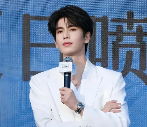 李英爱问粉丝张凌赫很有名吗 晚上两人就坐一起看秀了