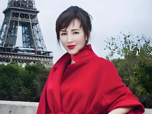 导演老公用7部剧捧红她，52岁岳丽娜儿女双全活得自在