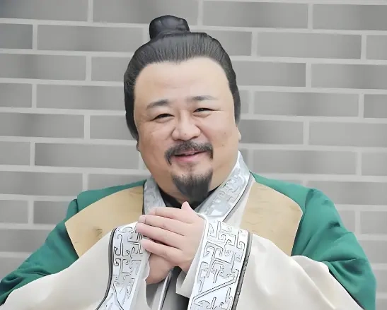 梁冠华：胖了四十年的老戏骨，被妻子倒追37年，如今还在惦记女儿婚事