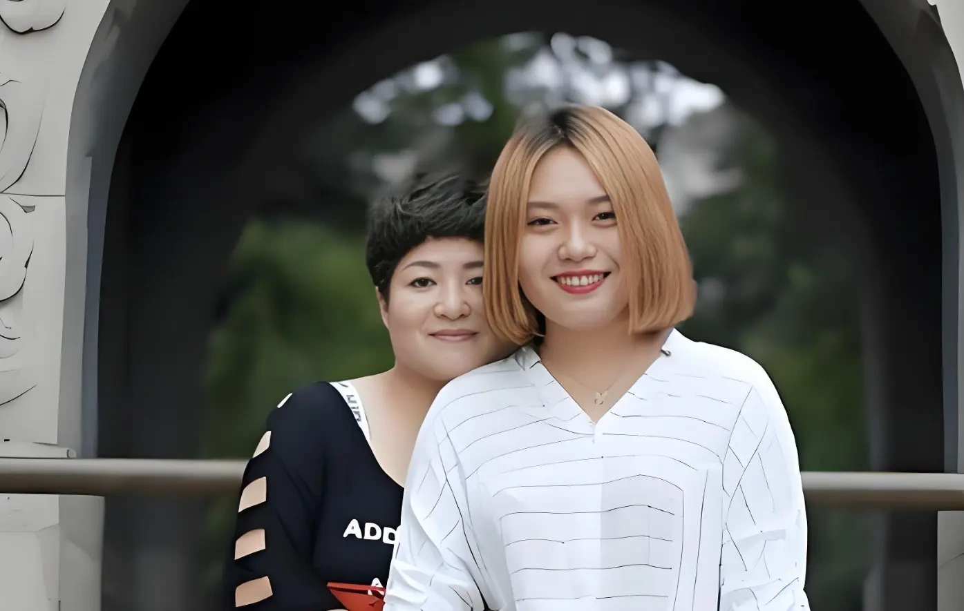 李雪琴：父母离异+抑郁症+母亲获刑，坚韧逆袭成演员