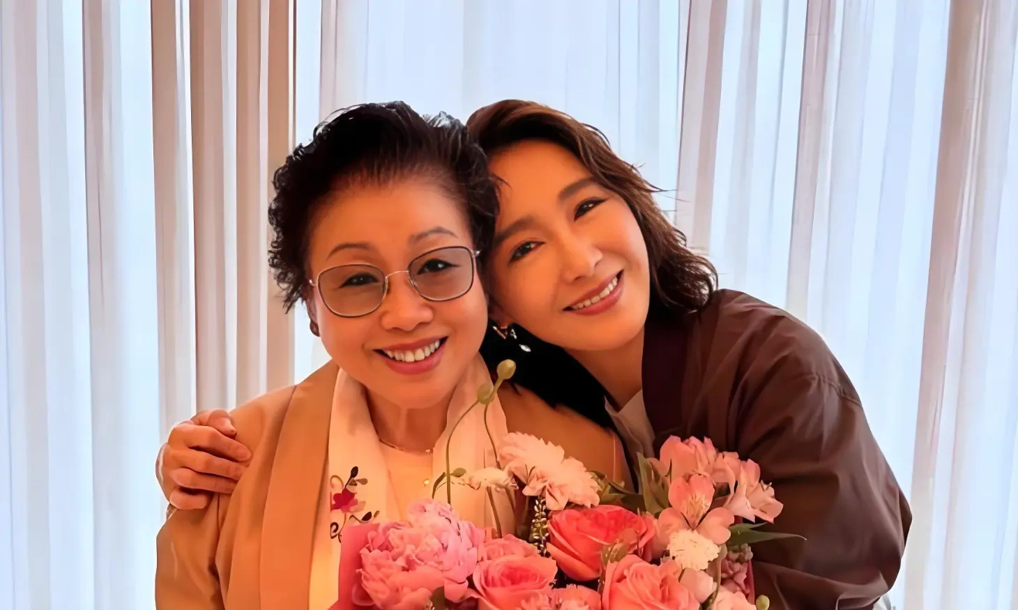 黎姿母亲节办家宴，残疾弟弟黎婴罕见现身
