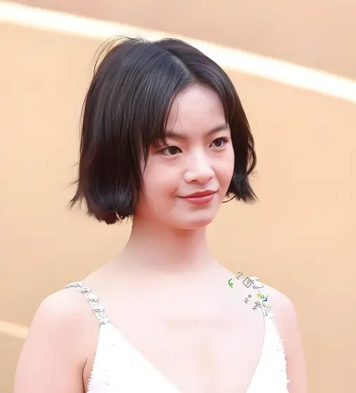 李庚希穿白裙走戛纳红毯 主演新片入围影评人单元