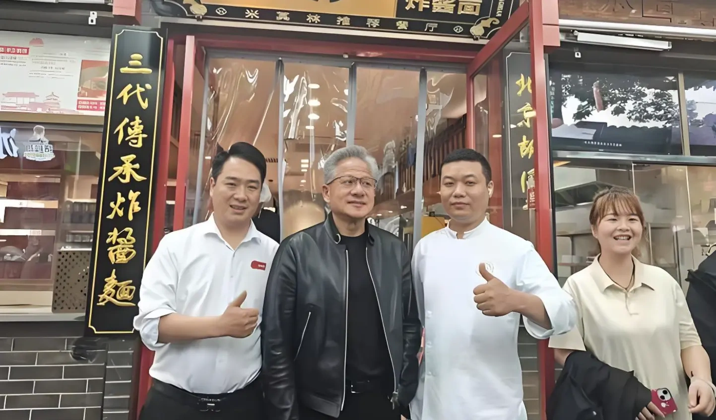 顶流科技大佬街头觅食，随手带火 3 家小店，低成本营销封神