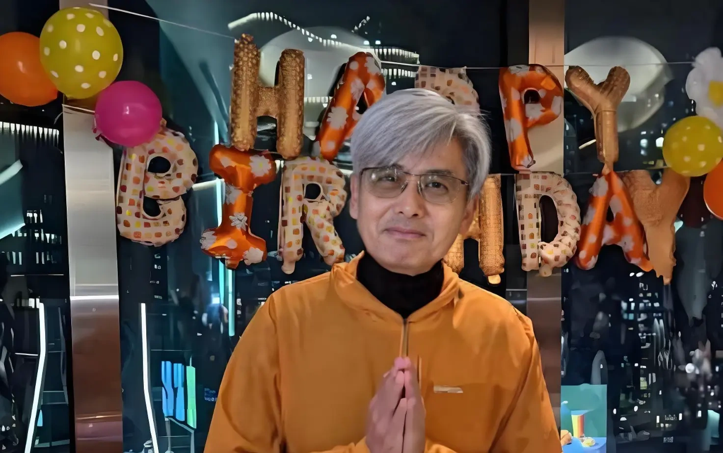 周润发71岁生日会，不用嘴吹蜡烛，手掌拍灭的方式获全网点赞