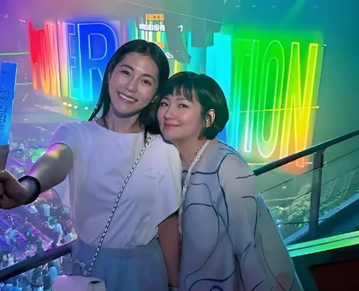 三代人同场喊出甄甄阿姨，S.H.E的下一章在腰果的荧光棒里
