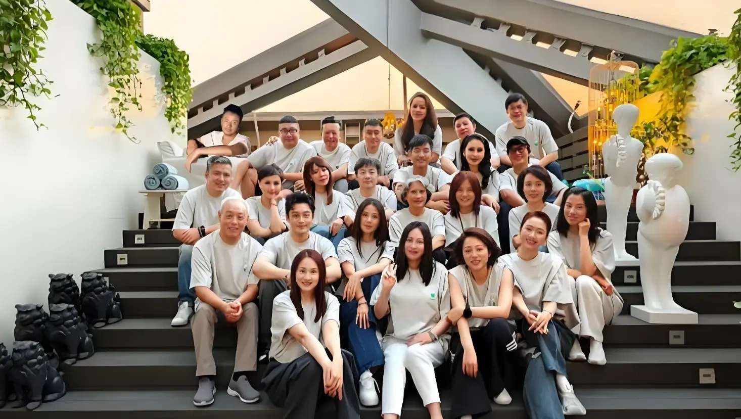 中戏96班30年聚会，袁泉等人探望常莉老师