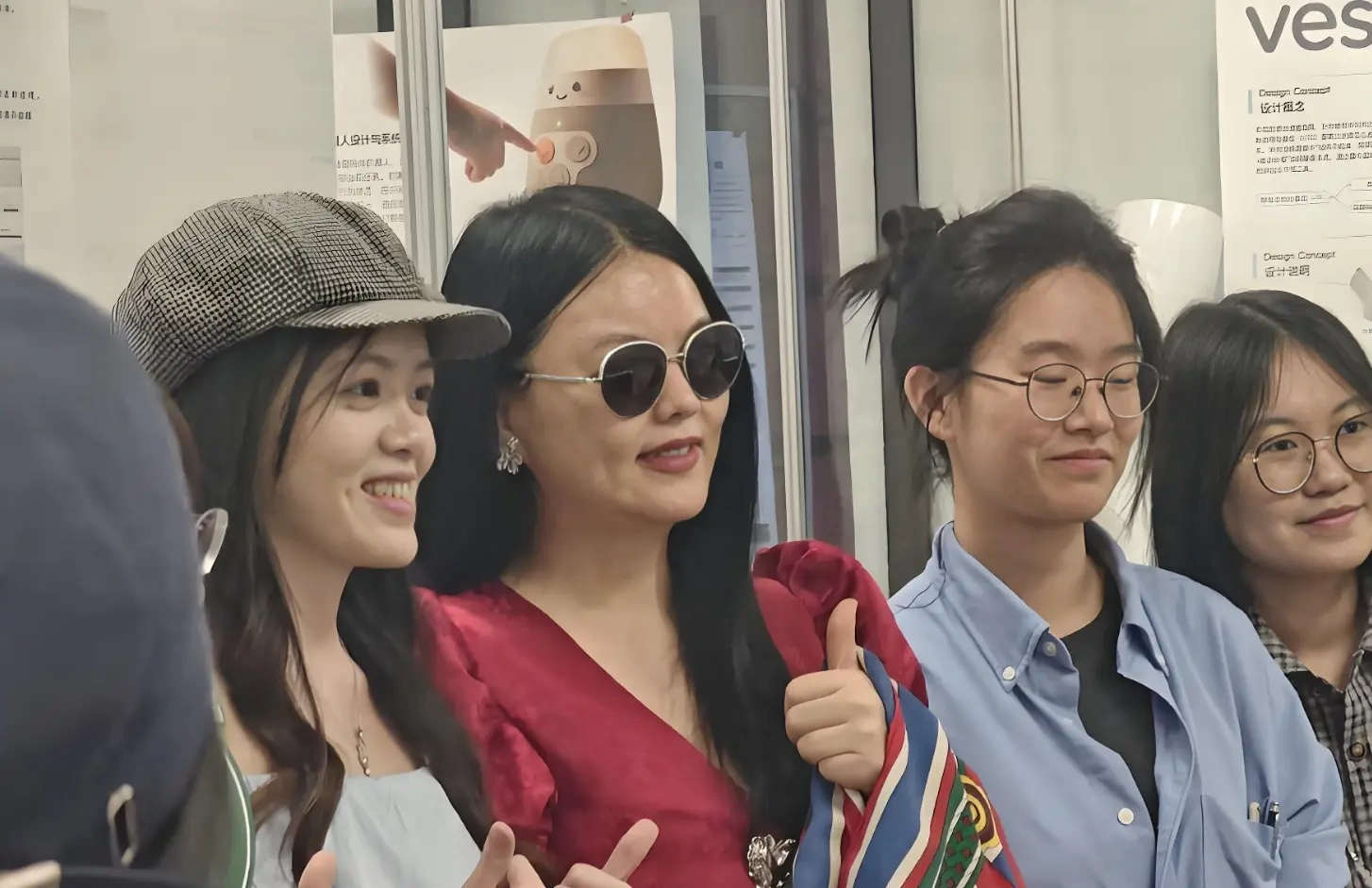50岁李湘现身湖南大学毕业展，身材暴瘦反差明显