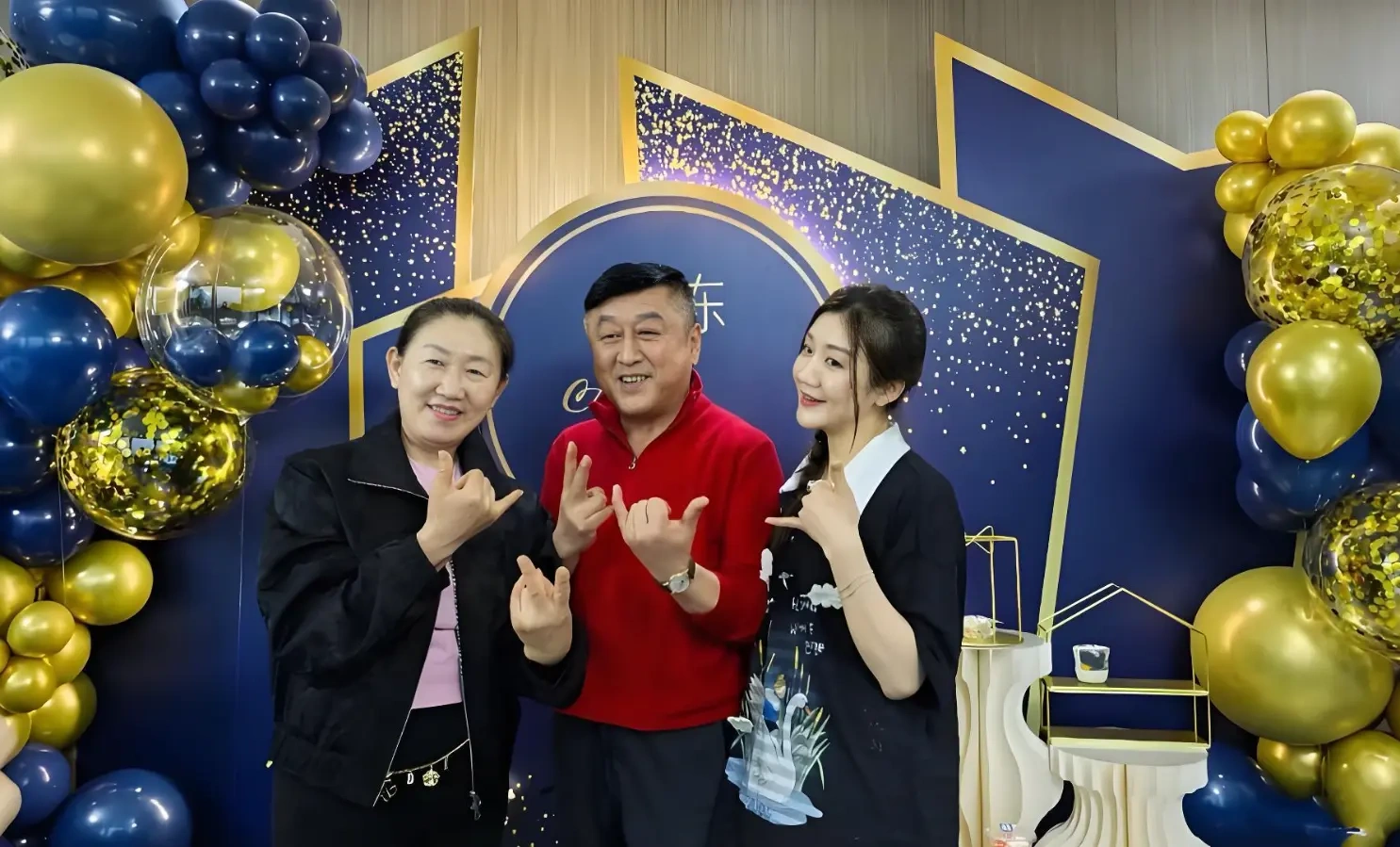 陈梦精心为父亲庆生，陈爸红衣喜庆，母女相似度拉满