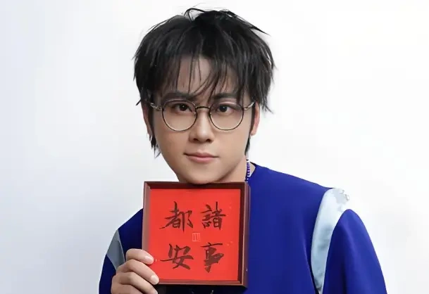 李玉刚监制孙霄磊献唱《为什么都安》，一首民谣把县城唱成诗和远方