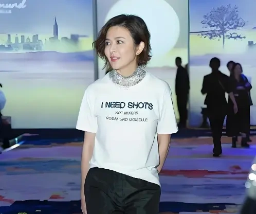 62岁关之琳罕见走T台，白T恤配阔腿裤，这状态哪有大妈味