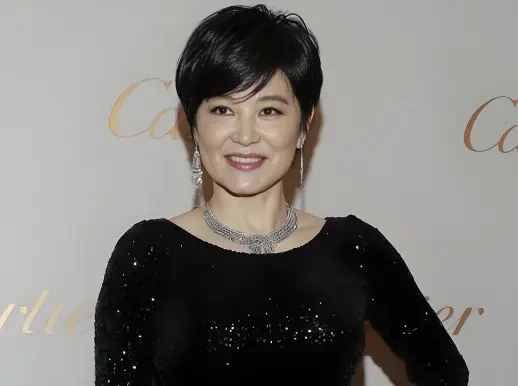 林青霞剪超短发穿亮片裙现身 71岁这状态比很多年轻人都有精神