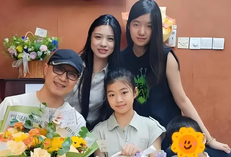 章子怡素颜抱儿子听女儿弹钢琴，汪峰发文猛夸：爸爸为你骄傲