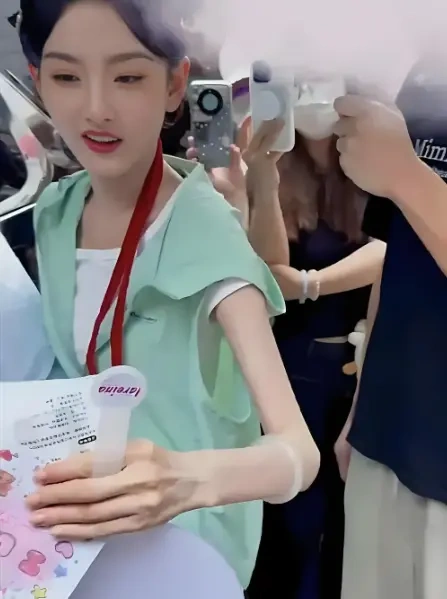 宋祖儿手臂细成竹竿上热搜，暴瘦背后是内娱女星逃不掉的身材紧箍咒