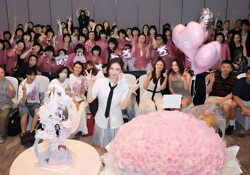 张柏芝46岁生日穿学生装再现柳飘飘 送粉丝机票迪士尼门票，这波回忆杀太戳人