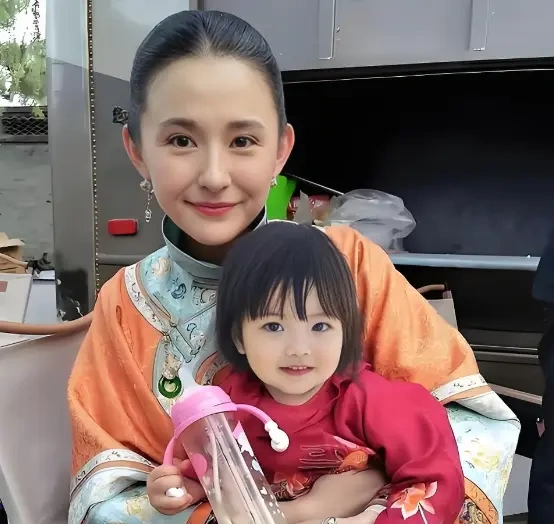 热依扎素颜抱娃上热搜：34岁未婚生女被群嘲，37岁拿飞天奖打脸，如今她说“婚姻不是必选项”