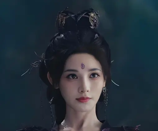 彭小苒又穿红衣演女魔头，这次不虐观众了，直接拿刀砍