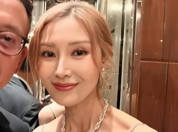 李嘉欣露背裙赴婚宴 同桌吴婉芳盘发翡翠抢尽风头