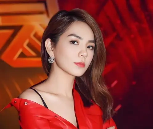 ELLA泪洒演唱会 父亲出车祸颅内出血 曾断手撑起整个家