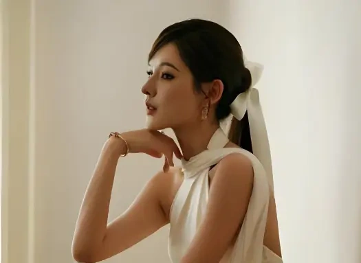 张予曦白色露背裙亮相 骨感美成红毯焦点