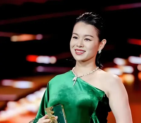 原相机硬扛龙舟漂移 胡杏儿让生图这个词重新被看懂