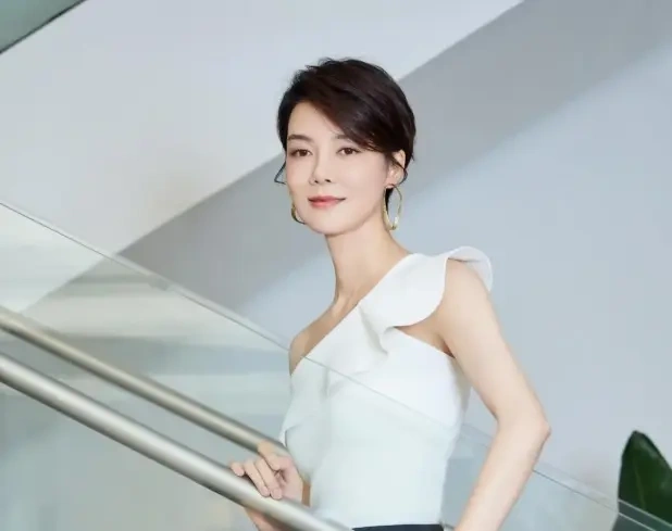 车晓穿斜肩白上衣配黑裙，短发加分，44岁把清冷气质穿成高级感