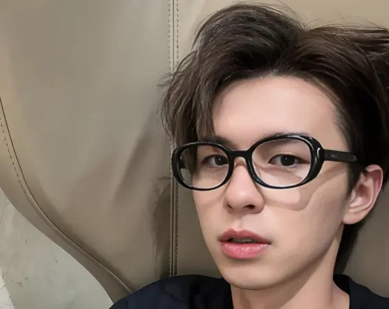 何浩楠看恋综磕糖激动摔眼镜，种地少年成了最称职的观察员