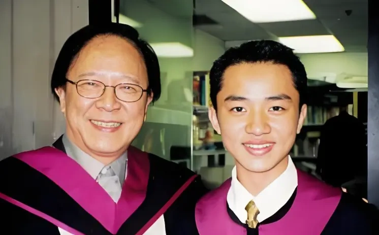 王祖蓝晒合照悼念钟景辉：他给香港的戏痴们建了一所学校