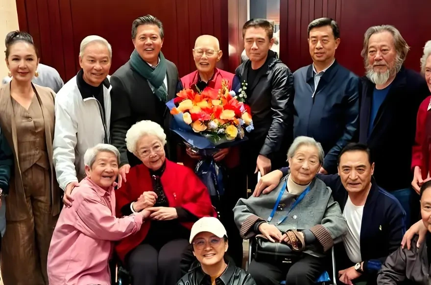 五位“90后”演艺圈活化石聚餐，99岁师伟最朴素，田华坐轮椅也要到场