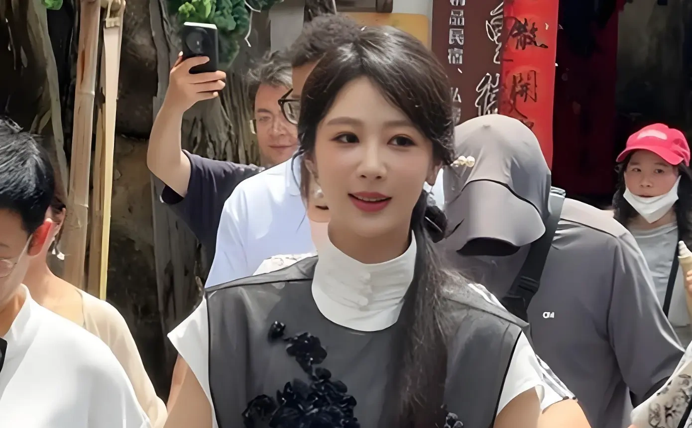 杨紫徽州生图被评脸僵鞋笨，她在推《家业》联动