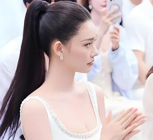 30岁林允近况曝光：从星女郎到绯闻漩涡，如今感情成谜，瘦到96斤打不动网球