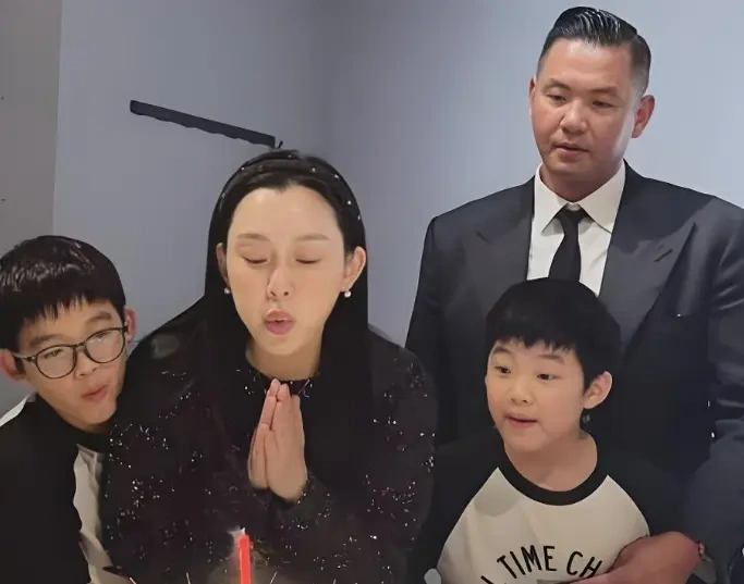 范玮琪50岁晒全家福 双胞胎儿子正脸曝光 老公争议中她选择守在家里