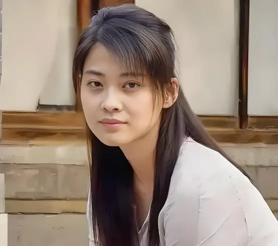 梅婷穿白裤子下地摘菜，菜园比安杰家大，网友却盯着她头顶看