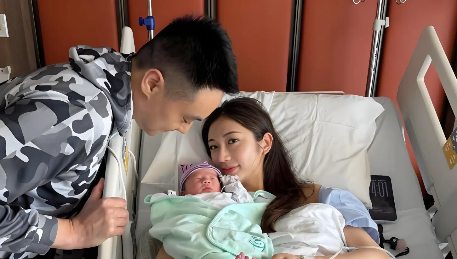 38岁蔡淇俊顺产生子！产床淡妆被骂作秀