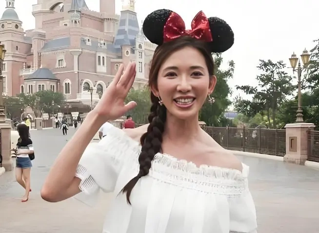 林志玲解封后现身上海迪士尼，一句“回家真好”憋了五年