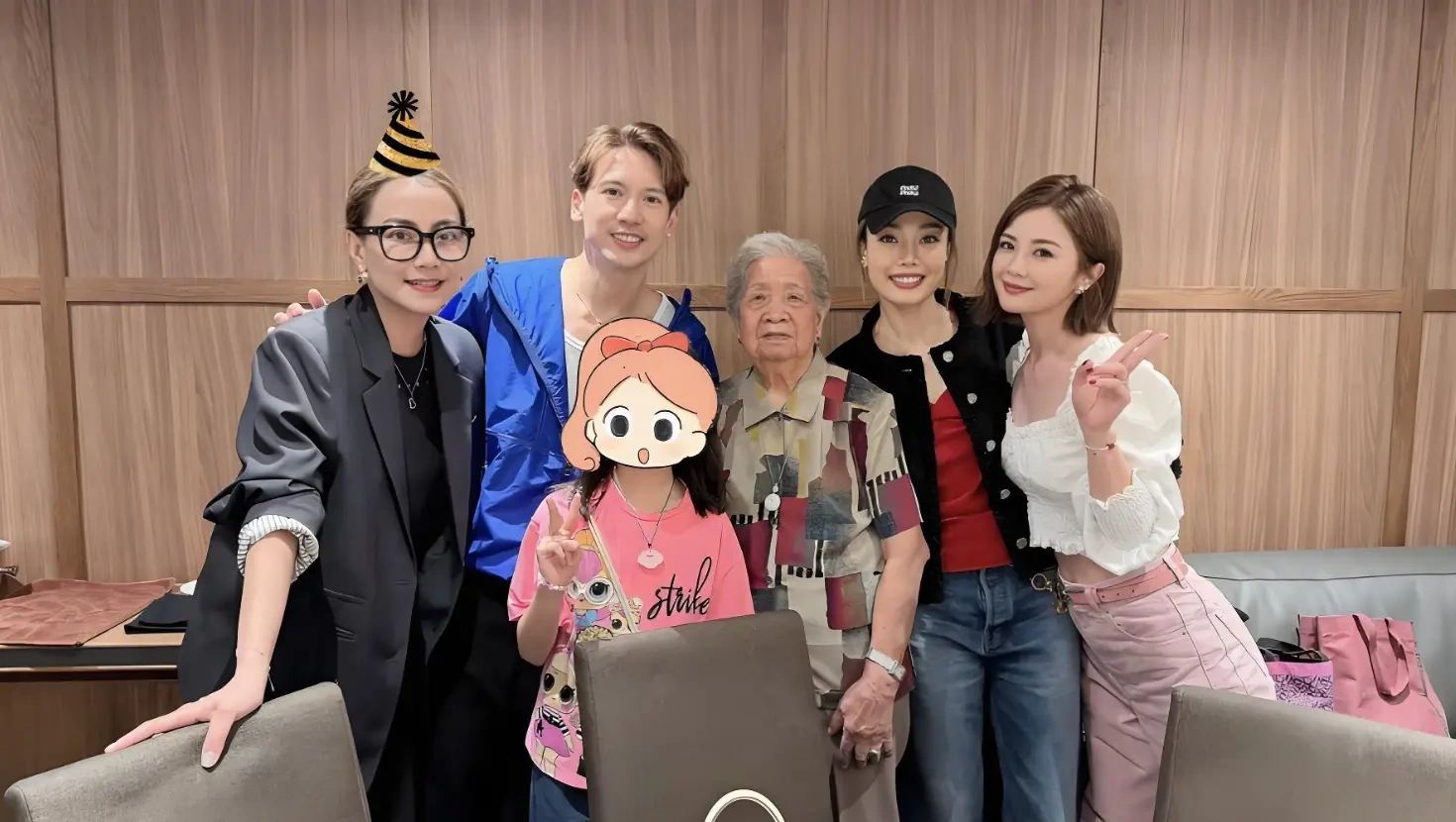 蔡卓妍晒奶奶98岁寿宴合照尽显人间烟火