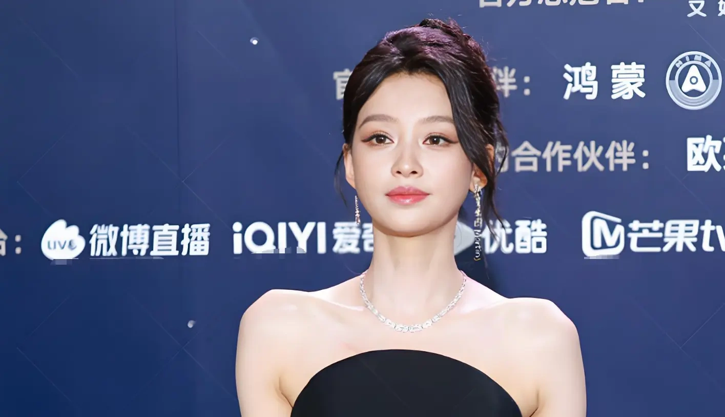 黑裙极简诠释冷感美学，孙怡亮相微博电影之夜优雅自持