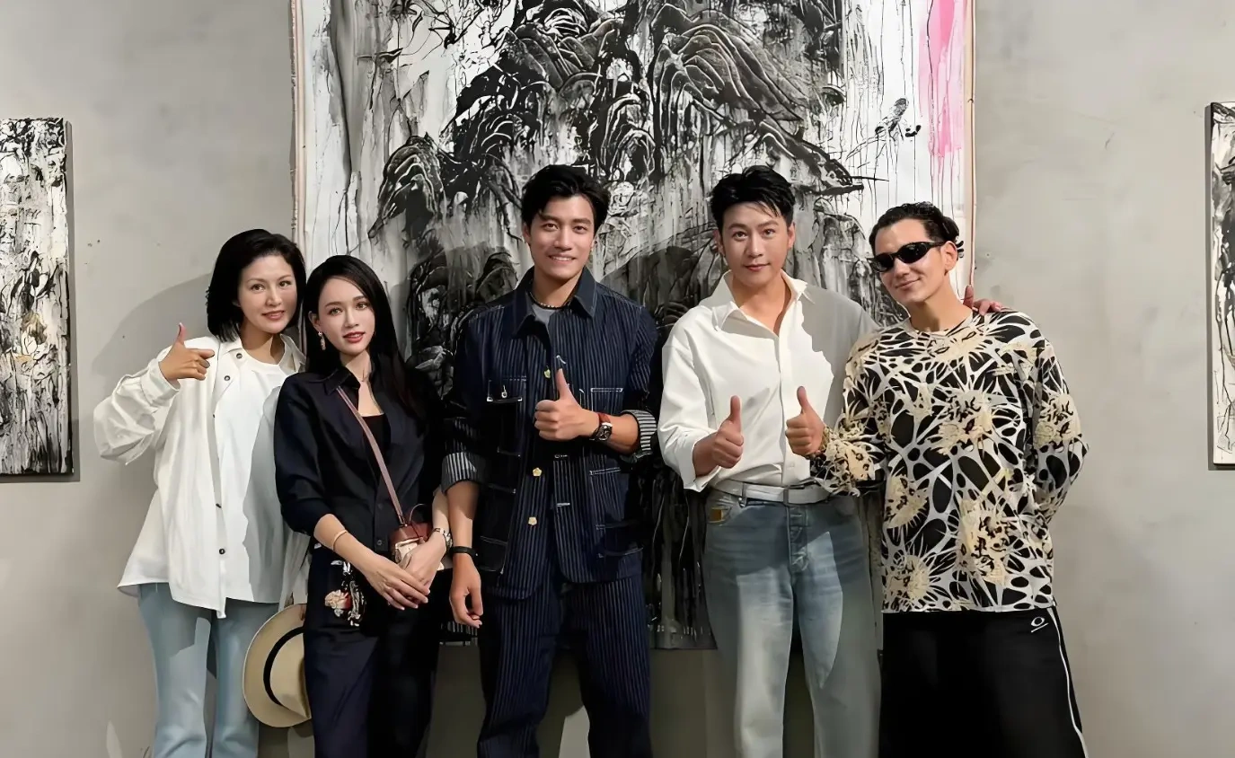 内娱最治愈同框，两对神仙夫妻画展私下小聚