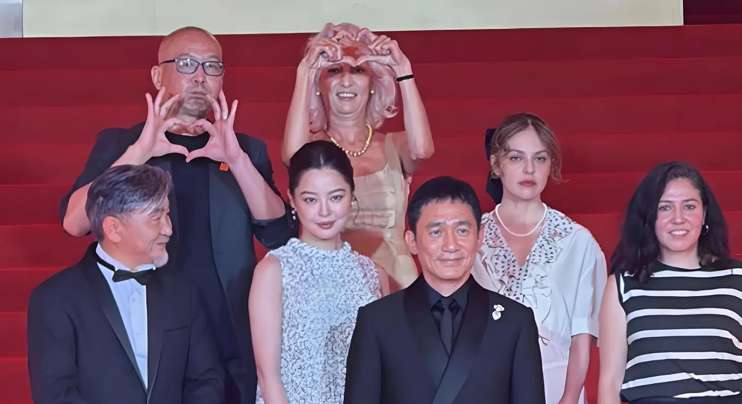 别被2秒切片骗了，上影节合影误会完整真相