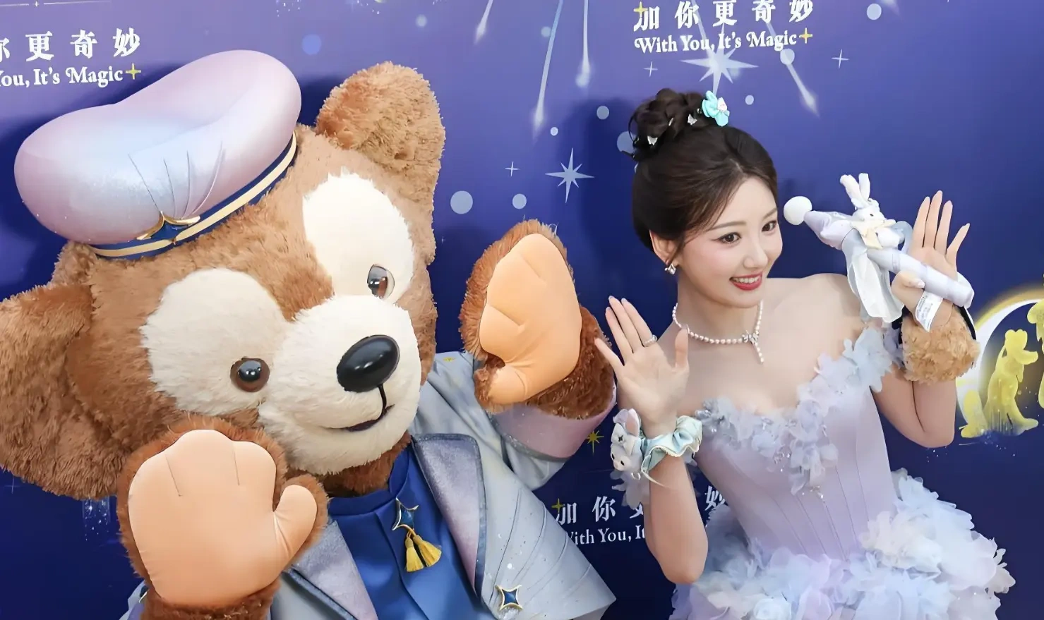 雨中童话红毯出镜，毛晓彤温柔造型氛围感拉满