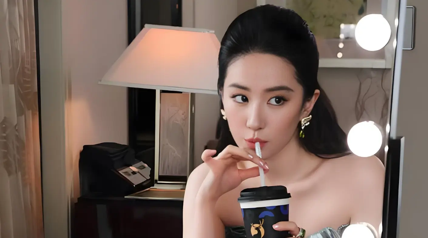 刘亦菲出席W电影之夜，斩获顶级女刊封面满贯
