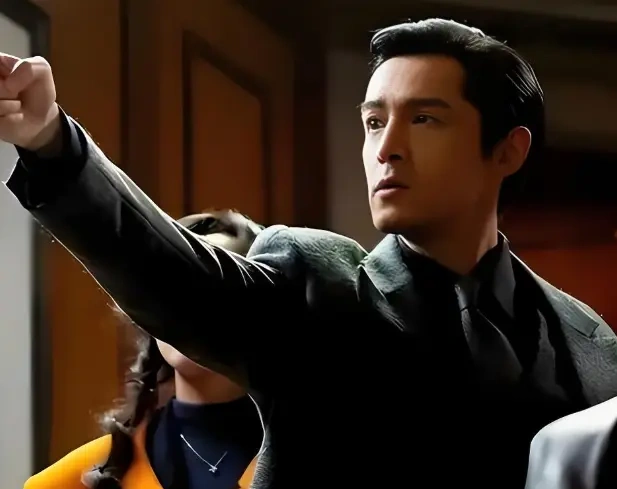 《抓特务》首映口碑炸了：雷佳音笑出眼泪，胡歌疯出破碎感，贾樟柯一句话封神