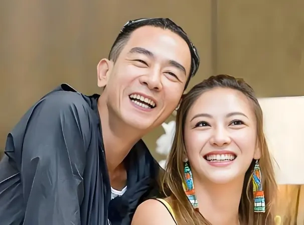 陈小春边哭边改舞台，应采儿发文：听劝就对了
