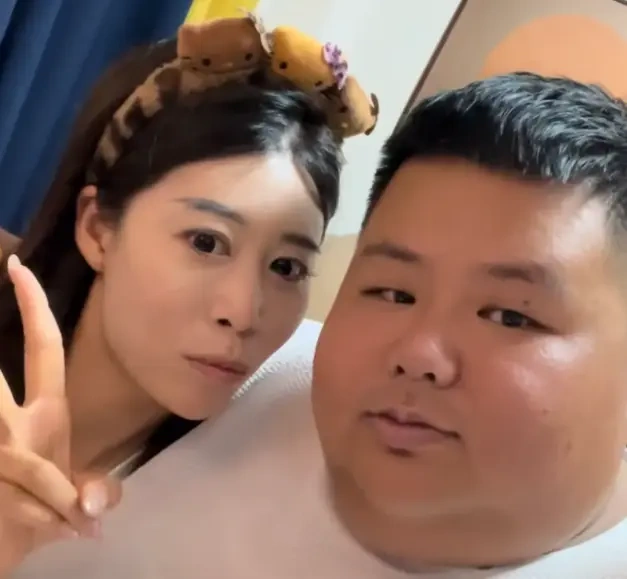 大胃袋”良子官宣新恋情，现场亲吻女友还强调“这不是剧本