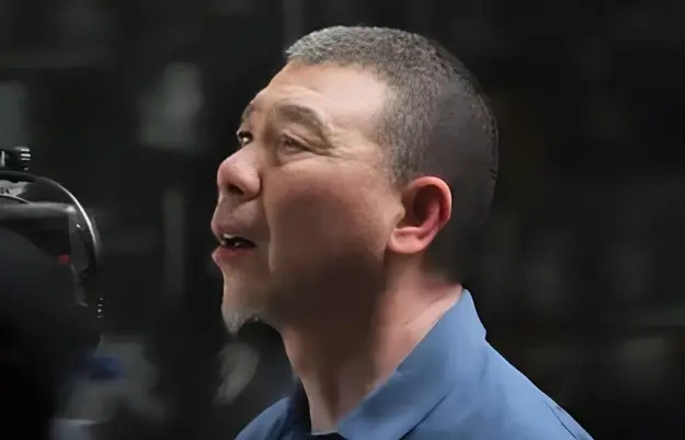 警察特务住进同一个院子，冯小刚《抓特务》拍的不是抓人，是半辈子