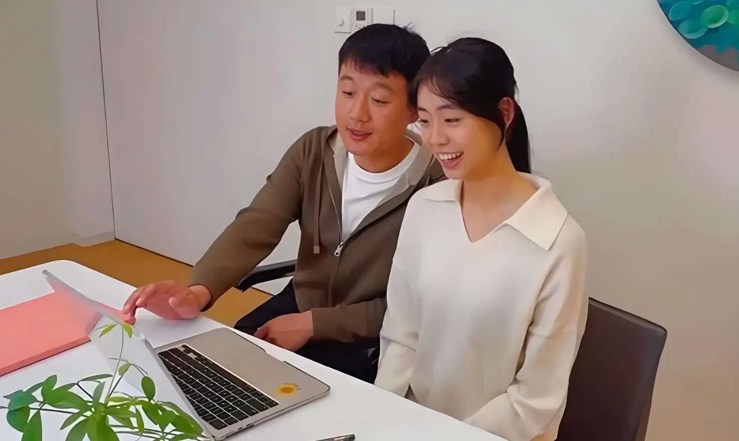 关悦无修图庆父亲节，俩女儿左右亲吻佟大为画面太暖心
