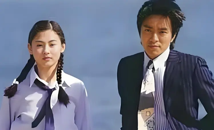 周星驰64岁生日，张柏芝一张《喜剧之王》片场照，把所有人都拉回了1999年
