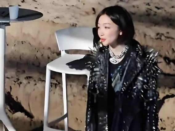 周冬雨小时候嫌自己眼睛不够大，现在终于学会了夸自己的眼睛