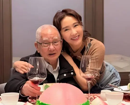 退圈19年仍是孝顺女儿，黎姿陪爸爸过父亲节，三代同堂画面惹人羡慕