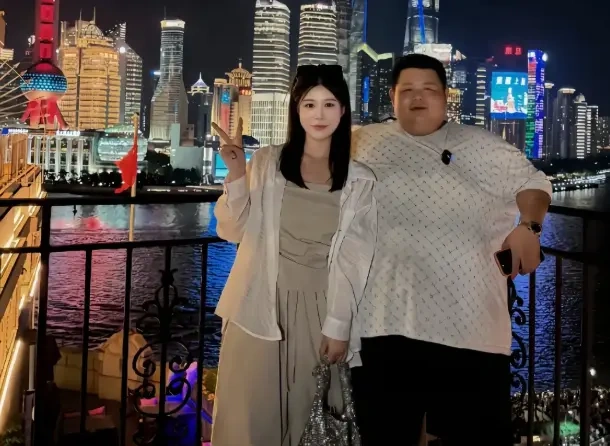 大胃袋”良子官宣新恋情，现场亲吻女友还强调“这不是剧本