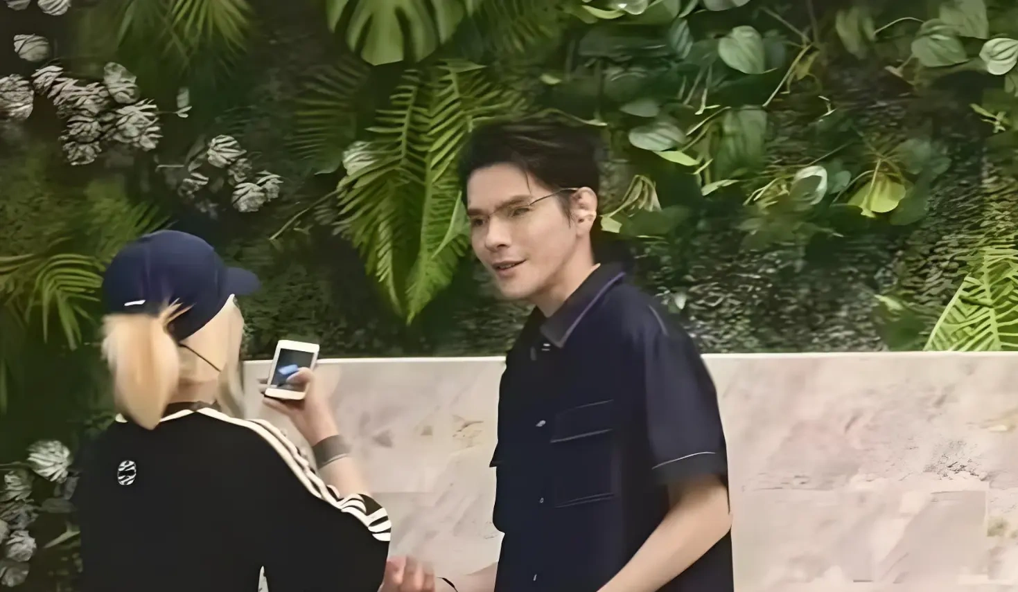 向佐全程拎包默默随行，豪门夫妻最朴素的温柔